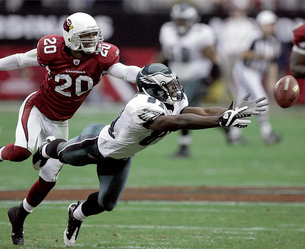 Mit einem Hechtsprung versucht der Wide Receiver der Philadelphia Eagles im - фото 46