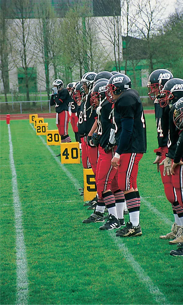 Nummerntafeln markieren klar die 10YardsMeterLinien Kickoff Mit dem - фото 37