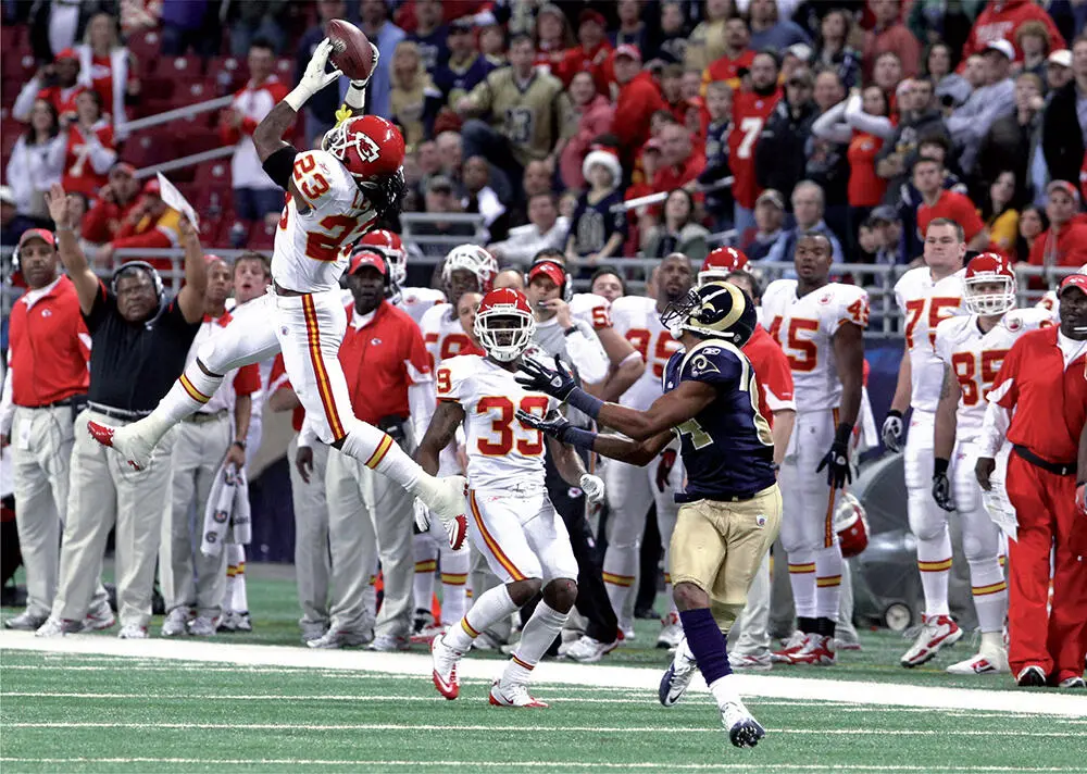 Interception Dem Abwehrspieler der Kansas City Chiefs weißes Trikot gelingt - фото 42