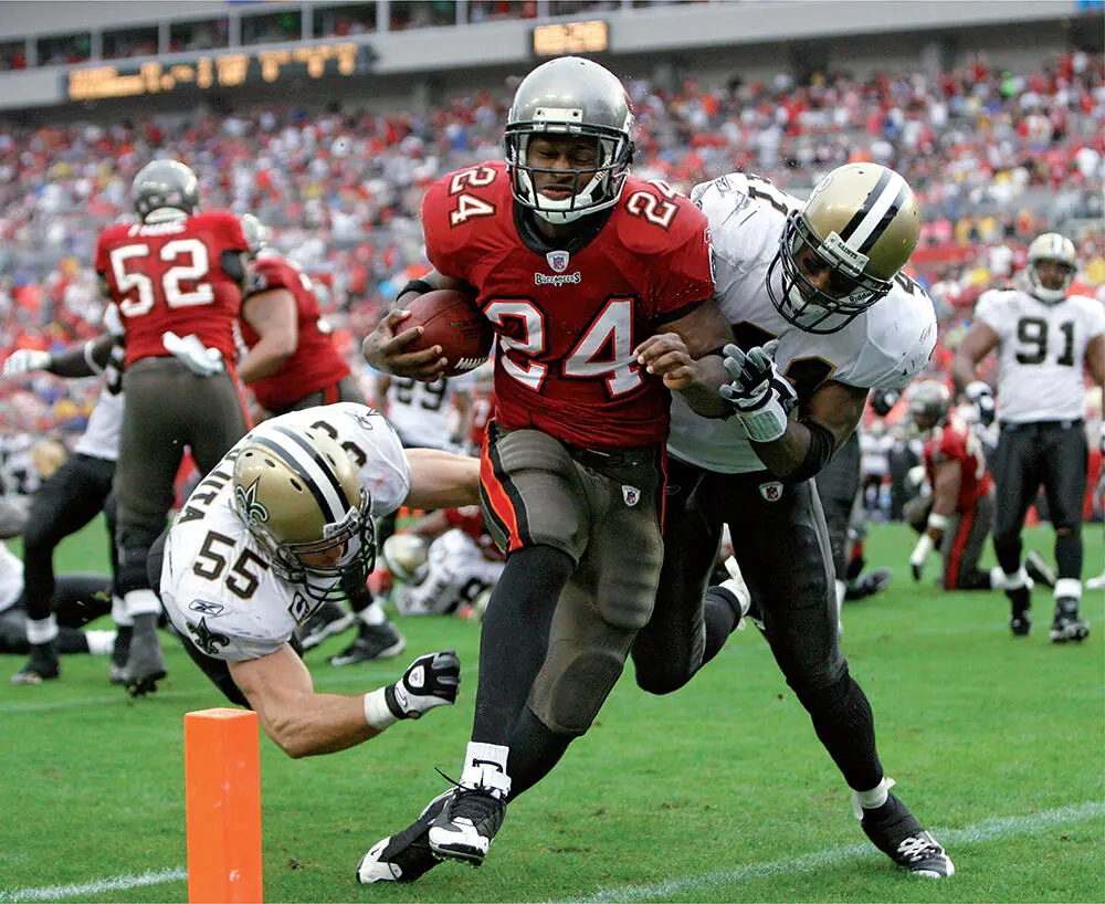 Dem Running Back der Tampa Bay Buccaneers gelingt es trotz Störversuche zweier - фото 40