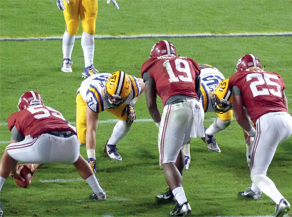 Kurz vor dem Snap Der Quarterback Nr 19 der Uni Alabama gibt letzte - фото 39
