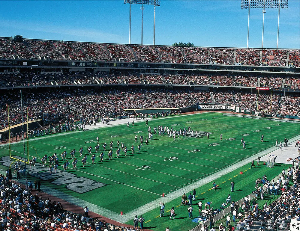 Auf dem Gridiron ist angerichtet und die Fans der Oakland Raiders warten auf - фото 36