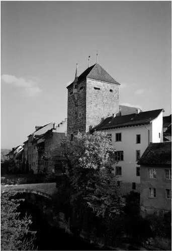 Der mächtig wirkende schwarze Turm in Brugg Wahrzeichen der Stadt wird 1238 - фото 5