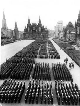 Парад випускників військових училищ на Красній площі 1941 р Можливо саме - фото 26