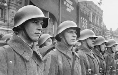 Червоноармійці на Красній площі в Москві під час параду 1 травня 1941 р - фото 27