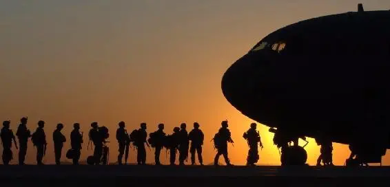 El sargento mayor James Alexander estaba de pie en la parte trasera del C130 - фото 1