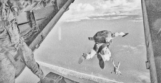 Corrió hacia la parte trasera del avión decidiendo que era mejor guiarlos en - фото 3