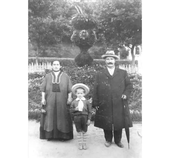 И Ю Папаценко справа с женой и сыном Христофором Мариуполь 1910е гг В - фото 34