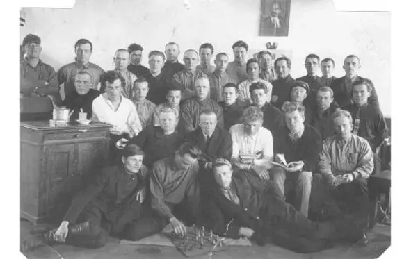 Николай второй справа сидит в первом ряду с раскрытой книгой Общее впечатление - фото 57