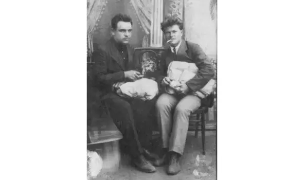 Сашка Храмов и Колька Белкин справа с папиросой На следующей фотографии - фото 58
