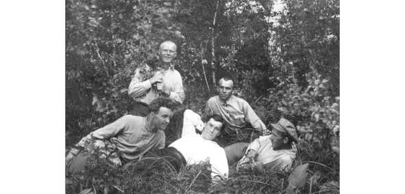 Н Белкин стоит слева с коллегами Омск 1930е гг На второй фотографии - фото 61