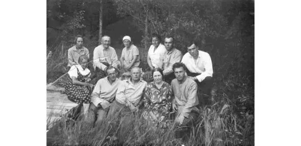 Н Белкин в первом ряду в центре с обритой головой Омск 1930е - фото 62
