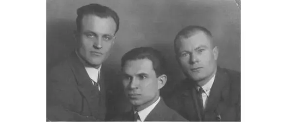 Н Белкин справа с коллегами Омск 1930е гг Ещё одно студийное фото с - фото 63