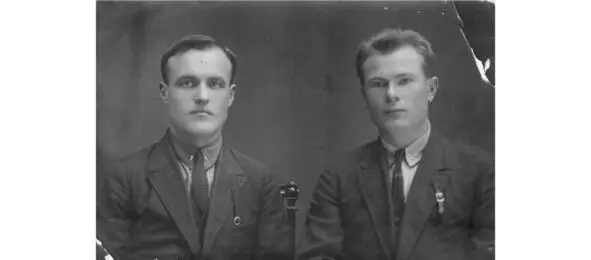 Н Белкин справа с приятелем Омск конец 1920х начало 1930х гг - фото 64