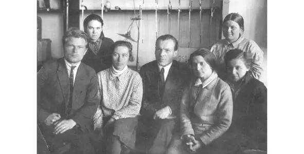 Н Белкин с сотрудниками кафедры первый слева Омск 1931 г Но втором снимке - фото 67