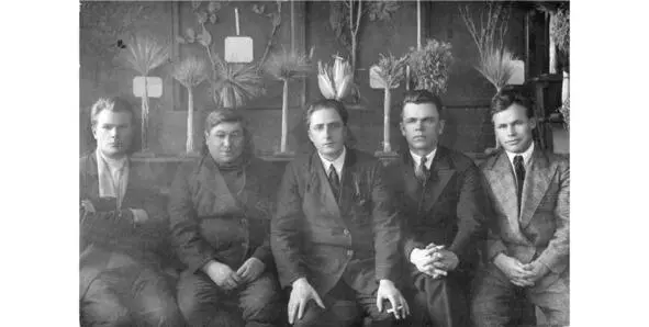 Н Белкин с сотрудниками кафедры первый слева Омск 1931 г Большое - фото 68