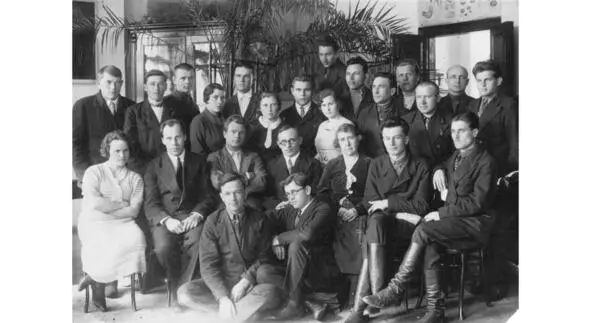 Н Белкин сидит третий слева Максимов второй ОмСХИ 1930е гг А вот - фото 69