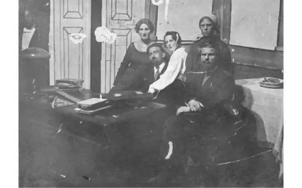 Н Белкин справа с бородой В семейном архиве есть еще несколько разных - фото 73