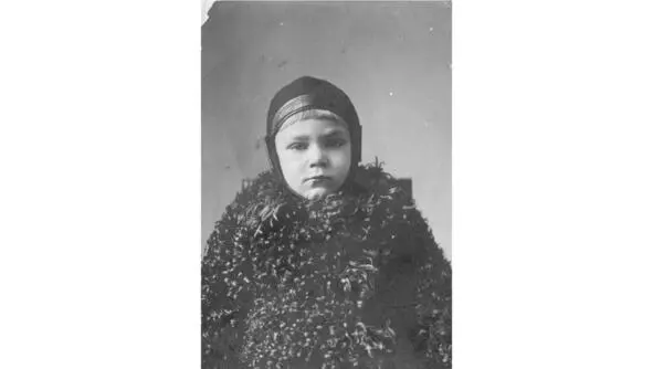Владлен в шубке 1936 г Николай любил и свою жену и сына ездил с ними к - фото 81