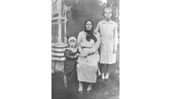 Владлен бабушка Анна и тетя Паня ок 1935 года В семейном фотоархиве есть - фото 82