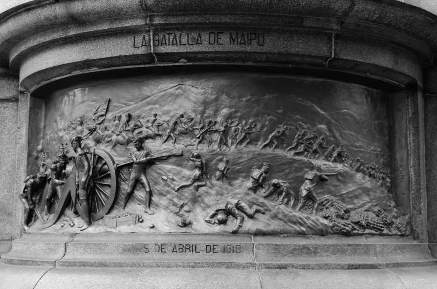 Bajorrelieve de la batalla de Maipú que forma parte del monumento a Manuel - фото 4