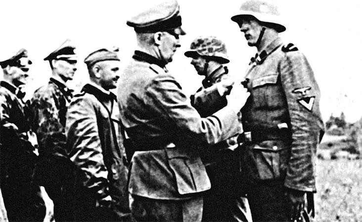 Кляйнхайстеркамп награждает эсэсовцев своего полка после боев у линии Сталина - фото 14