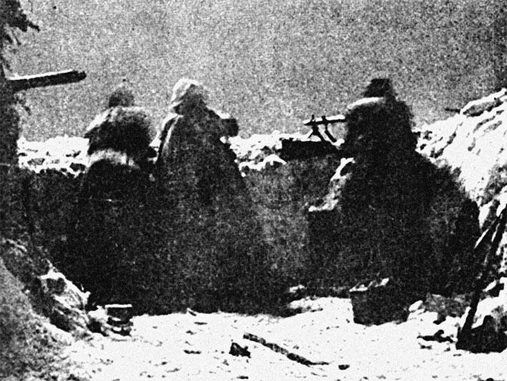 Пулеметный расчет за ледяным бруствером Январь 1942 г Как складывалась - фото 49