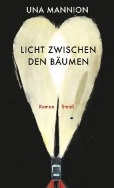 Una Mannion Licht zwischen den Bäumen обложка книги