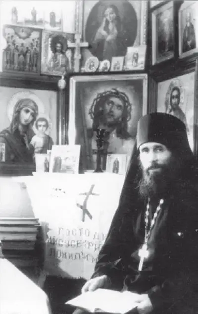 Игумен Кирилл Павлов в своей келье ТроицеСергиева лавра С пятнадцати лет я - фото 6