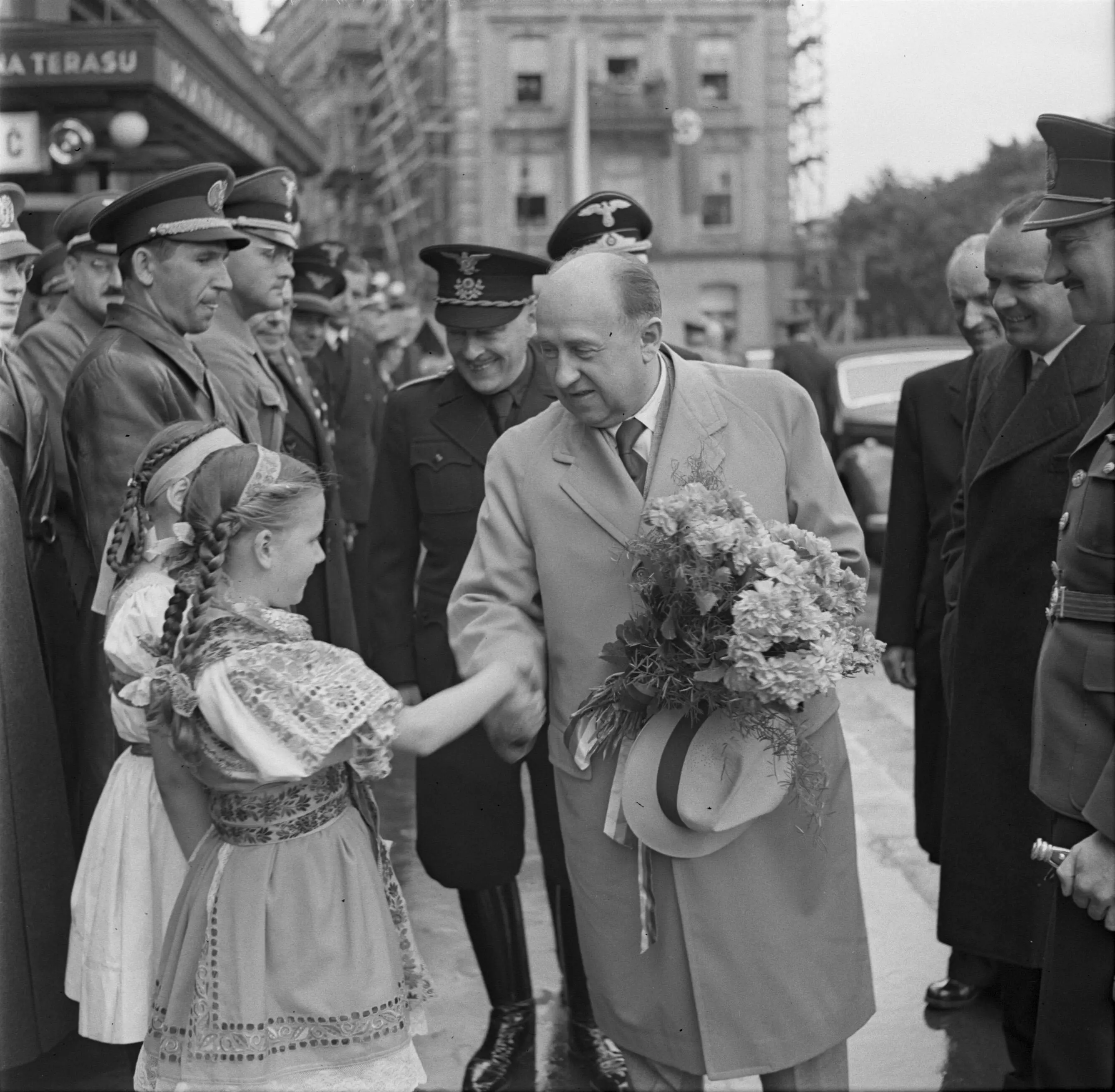 Reichswirtschaftsminister Walter Funk zu einem Staatsbesuch in Bratislava im - фото 1