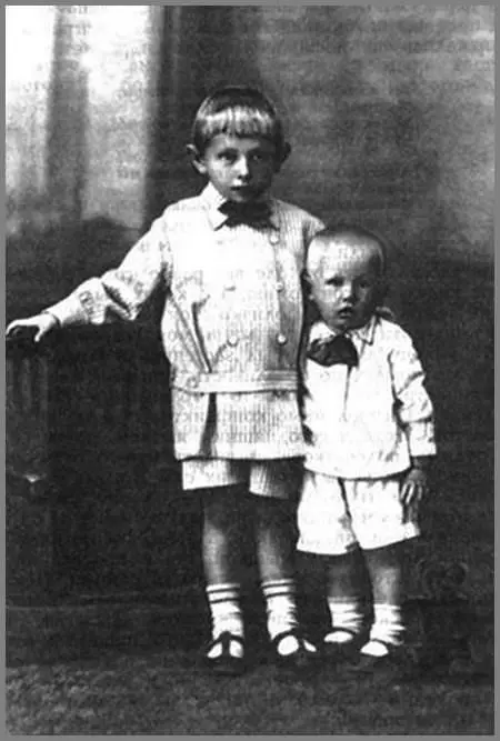 Коля Глазков с братом Георгием 31 июля 1924 года До военкомата мы шли втроем - фото 6