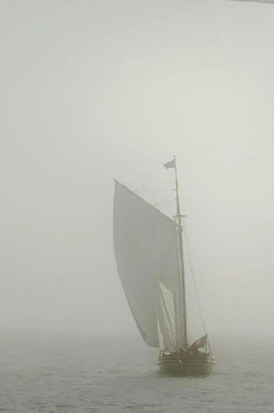 С волною попутной К обители встающего солнца Я на лодке плыву Туман - фото 2