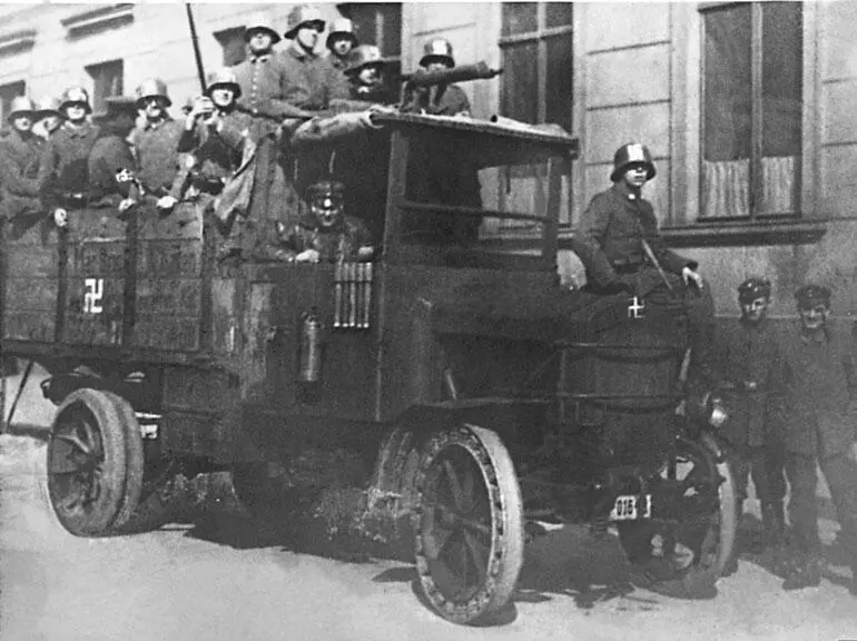 Члены фрейкора так называемой Бригады Эрхардта в Берлине 1920 г Обратите - фото 8