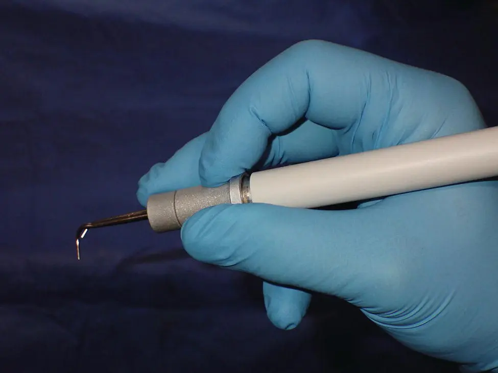 Figure 411 Modified pen grasp of a scaling handpiece The side of the wide tip - фото 62
