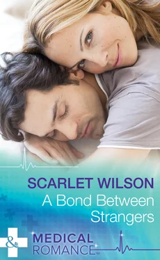 Scarlet Wilson A Bond Between Strangers обложка книги