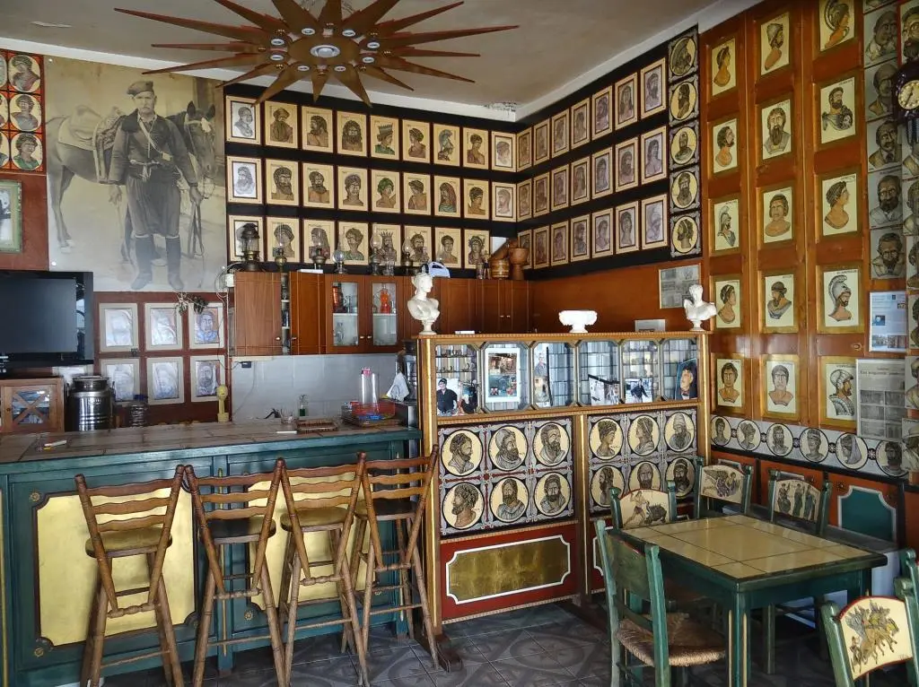 Im Kafenion O Skoteinianos Unbedingt einen Blick wert ist kurz nach dem Platz - фото 60