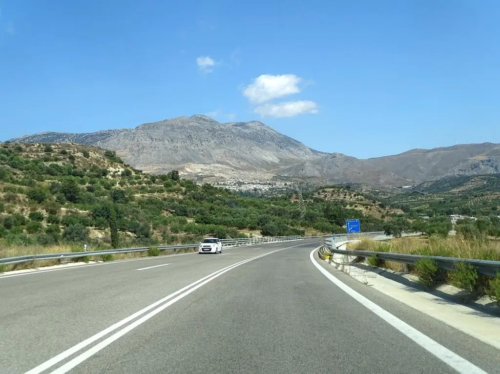 Auf der neuen Schnellstraße in den Inselsüden Von Iráklion aus fährt man am - фото 36