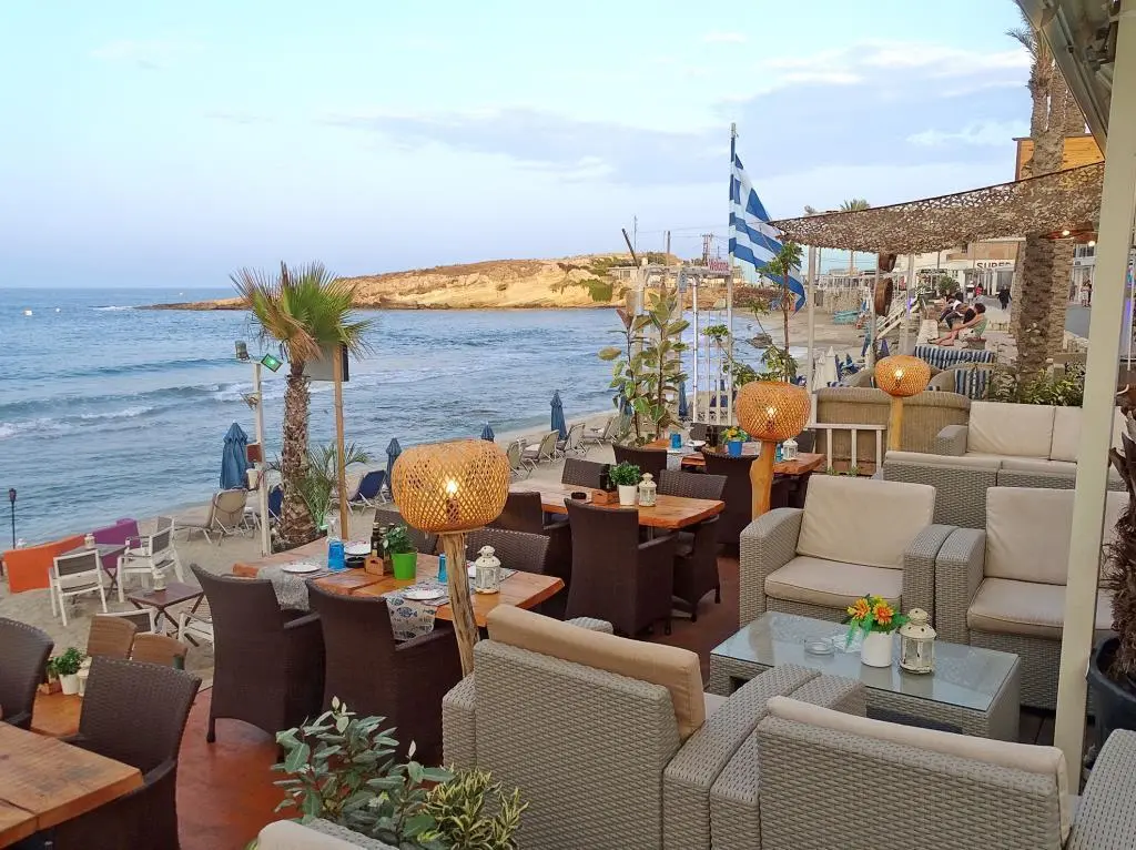 In vielen Restaurants kann man direkt am Strand essen Diverse kleine Strände - фото 54