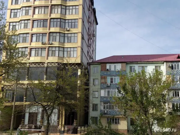 В центре Махачкалы сохранилось несколько красивых сталинских зданий украшенных - фото 16