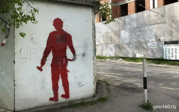 На арке входа в городской сад герб заменили а вот Ленина рядом не тронули Он - фото 20