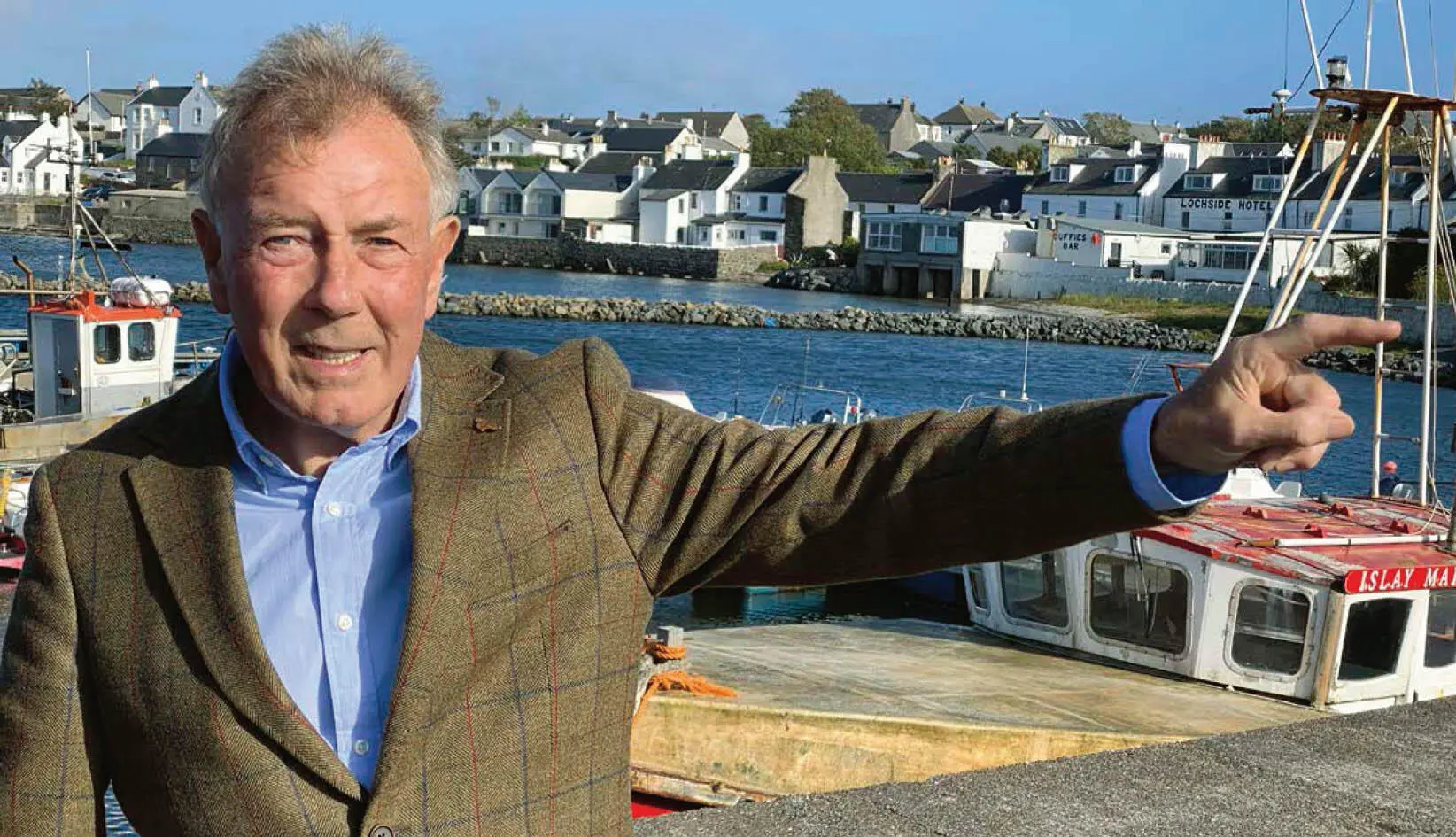 Jim in Bowmore harbour not far from the distillery As youre probably already - фото 18