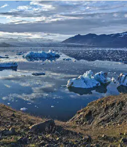 Islands unberührteste Region mit einer einsamen Küstenstraße die an einer blau - фото 41