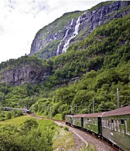 Spektakuläre Zugstrecke die aus Oslo mitten ins skandinavische Gebirge führt - фото 15