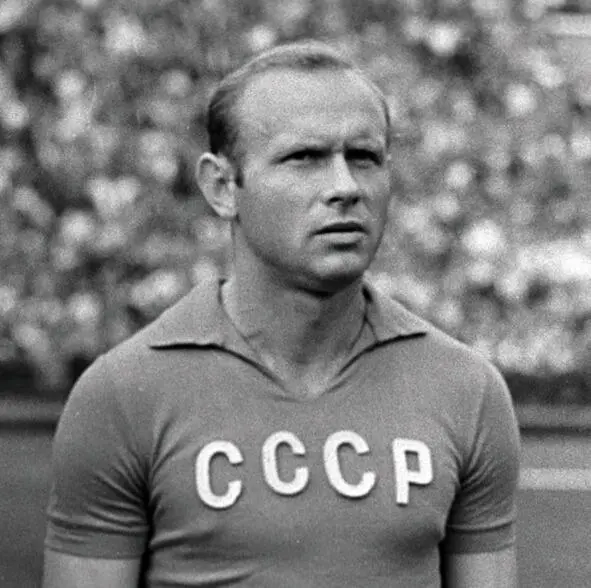 На фото один из самых талантливых советских футболистов нападающий сборной - фото 3