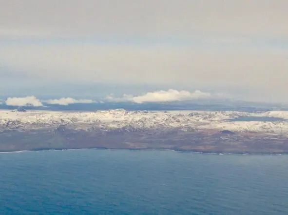 Вид из иллюминатора на южную часть пва Reykjanes в Исландии Фото автора - фото 8