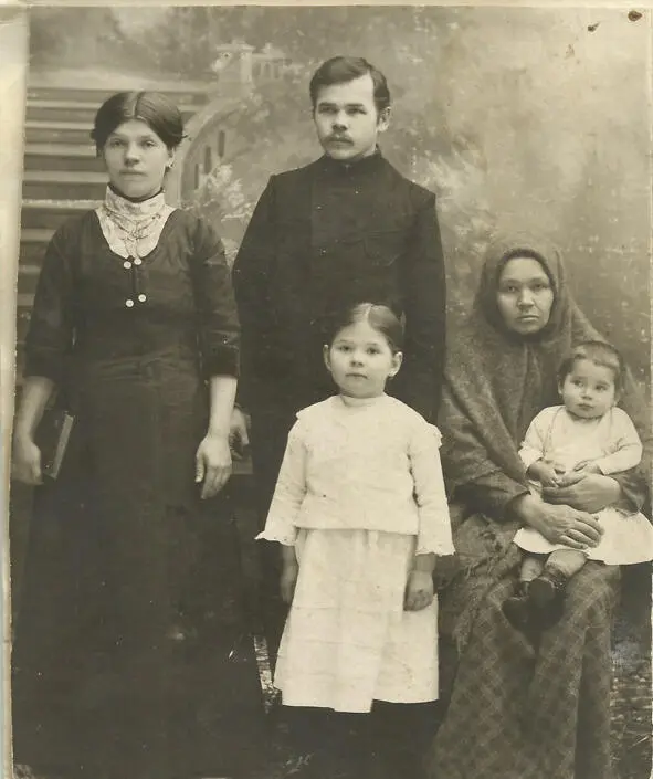 Фотография 1915 года слева направо мои бабушка дедушка тётя Нина и моя - фото 25