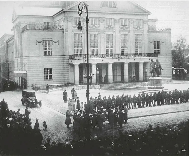 Am 6 Februar 1919 trat im ehemaligen großherzoglichen Hoftheater die - фото 17