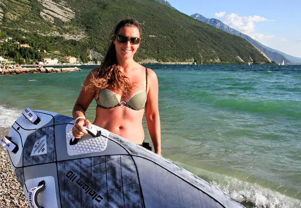 Surfer vor Torbole Im Zentrum aller steht der Zweckbau des Circolo Surf wo man - фото 57