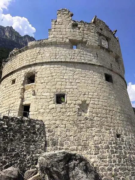 Der runde Bastione Etwas weiter östlich sieht man La Rocca ringsherum von - фото 41
