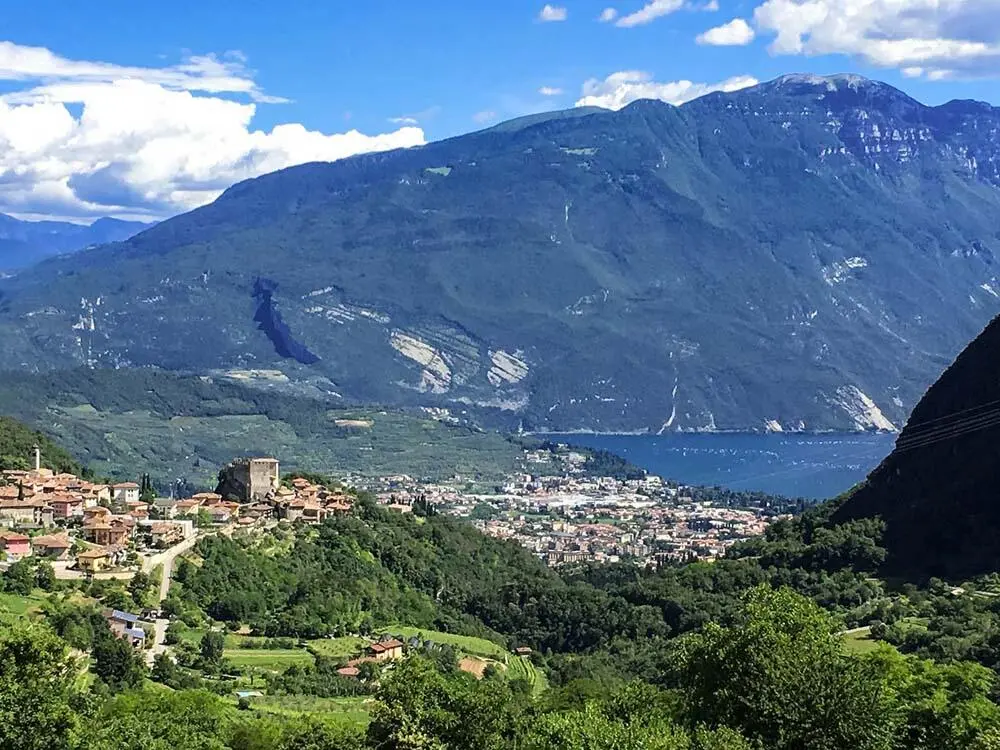 Riva gehört zum Trentino Malcesine zum Veneto Ein See drei Regionen - фото 6
